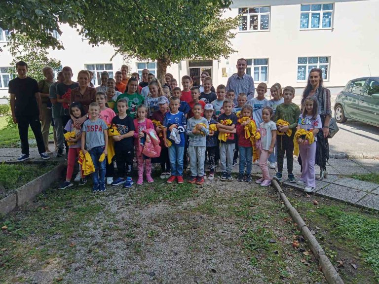Brat i sestra Suljović – donirali dresove osnovcima